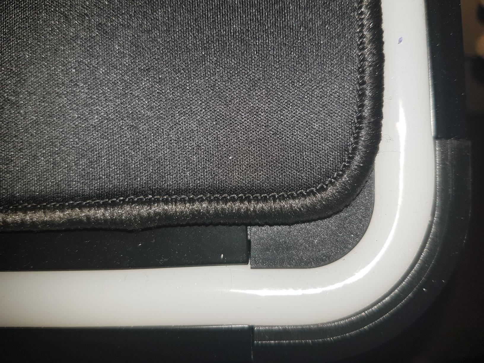 Toller Schreibtisch mit kleinen Abstrichen